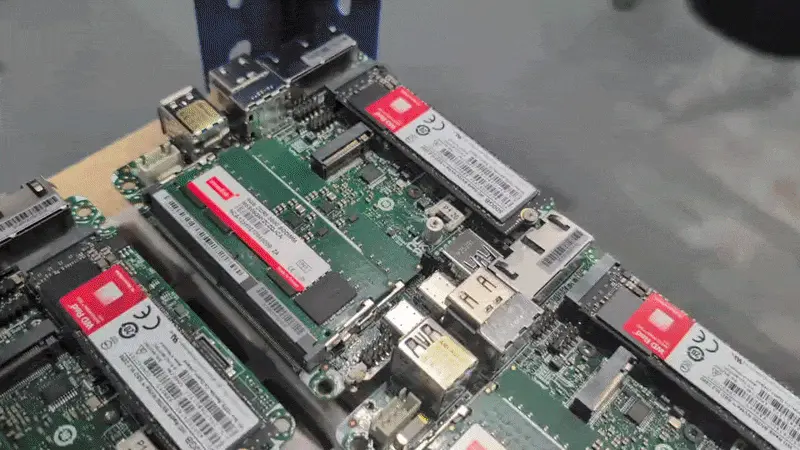 Zwanzig 1U-NUC-Mainboards, montiert und bereit für den Einbau in Computergehäuse.